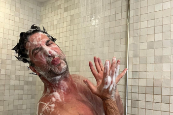 O David Schwimmer τρολάρει την Jennifer Aniston μέσα από τη μπανιέρα του