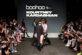 H Kourtney Kardashian παρουσίασε τη «βιώσιμη» συλλογή της και το greenwashing έκανε party