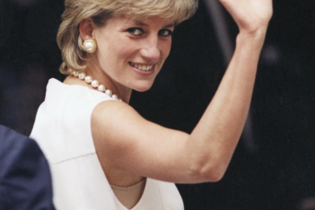 Πριγκίπισσα Diana: Σε δημοπρασία από τον Sotheby’s το iconic πουλόβερ “black sheep”