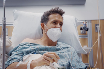Ο Ryan Reynolds μας παίρνει μαζί του στην εξέταση κολονοσκόπησης - «Θέλω να σωθούν ζωές»