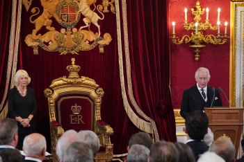Κάρολος Γ': Ανακηρύχθηκε επίσημα βασιλιάς- Δεσμεύτηκε ότι θα αφιερώσει την υπόλοιπη ζωή του στα καθήκοντά του