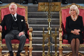 O βασιλιάς Κάρολος και η Καμίλα κάθονται για πρώτη φορά στον θρόνο μετά τον θάνατο της Ελισάβετ 