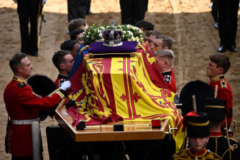 Βασίλισσα Ελισάβετ: Σήμερα η κηδεία - Το αναλυτικό πρόγραμμα, οι προβολές σε 125 κινηματογράφους, οι παρευρισκόμενοι