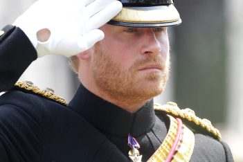 Βασίλισσα Ελισάβετ: Ο πρίγκιπας Harry θα φορέσει τελικά στολή αφού το Παλάτι άλλαξε πάλι γνώμη