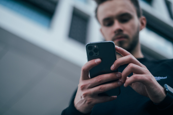 Tεστ προσωπικότητας: Ο τρόπος που κρατάς το κινητό σου αποκαλύπτει ποιος είσαι