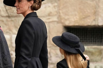 Κηδεία βασίλισσας Ελισάβετ: Γιατί οι γυναίκες της βασιλικής οικογένειας φορούν μαργαριτάρια;