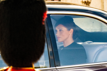 Πομπή βασίλισσας Ελισάβετ: Γιατί η Meghan ήταν σε ξεχωριστό αυτοκίνητο από την Kate και την Camilla;