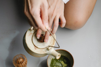 Matcha VS πράσινο τσάι: Ποιο να προτιμήσετε και γιατί