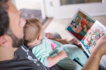 «Γιατί φλιπάρουν οι μανάδες;»: Το viral post ενός νέου πατέρα που πρέπει να διαβάσουν όλοι (οι άντρες)