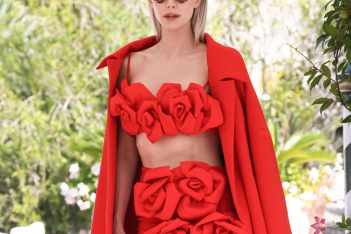 Η Vanessa Kirby με τριανταφυλλένιο look είναι το feminine chic στην πιο cool εκδοχή του