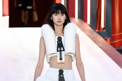 Louis Vuitton S/S 2023: Γιγάντια φερμουάρ και εντυπωσιακά outerwear
