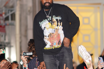 Kanye West εναντίον όλων: «Η βιομηχανία της μόδας έκανε την Kim να βγάλει τα οπίσθιά της»