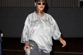 Η Rihanna επιστρέφει με metallic outfit, ένα νέο sexy video αλλά και άγχος για το Super Bowl