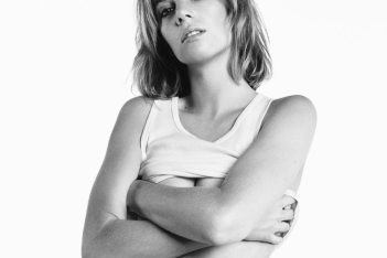 Maya Hawke: Ποζάρει για τη νέα καμπάνια Calvin Klein και δείχνει τι θα πει «αυθεντικά sexy»