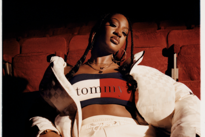 Η Tommy Jeans μας συστήνει την φθινοπωρινή συλλογή Fall 2022 με πρωταγωνίστρια την Tems