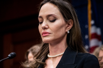 Η Angelina Jolie κατηγορεί τον Brad Pitt πως έπνιξε ένα παιδί τους, χτύπησε ένα άλλο στο πρόσωπο και τα περιέλουσε με κρασί