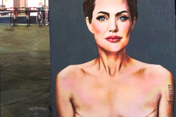 Nέο mural της Αngelina Jolie με σημάδια μαστεκτομής στους δρόμους του Μιλάνο