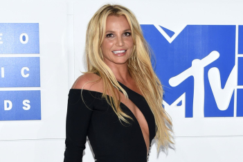 Britney Spears: Κουρεύτηκε και κυλιέται γυμνή στην άμμο - Τα νέα ποστ που προκαλούν ανησυχία (και αμηχανία)