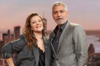 O George Clooney δίνει συμβουλές dating στην Drew Barrymore και αποκαλύπτει πώς φλέρταρε την Amal 