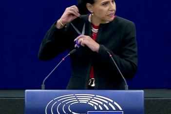 Η Ιρακινή βουλεύτρια Abir Al-Sahlani έκοψε τα μαλλιά της στο Ευρωκοινοβούλιο για τις γυναίκες στο Ιράν