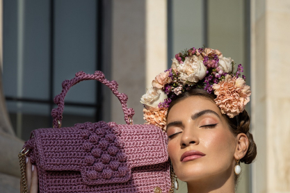 Μια μοναδική ροζ χειροποίητη τσάντα φέρει από τη Miss Polyplexi υποστηρίζει για 4η συνεχή χρονιά το «Άλμα Ζωής»