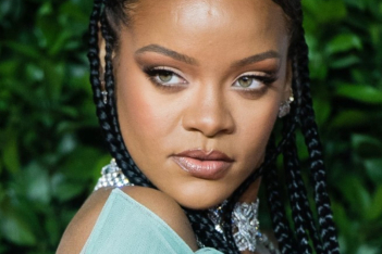 Η Rihanna με curtain bangs είναι η τέλεια πρόταση για το φθινόπωρο