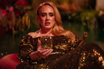 I Drink Wine: Η Adele πίνει rosé και σνομπάρει τους πάντες στο νέο της videoclip -και ταυτιζόμαστε