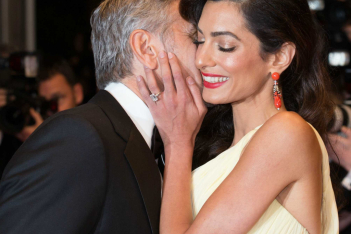O George Clooney για το πώς η ηλικία του επηρεάζει τη σχέση του με την Amal