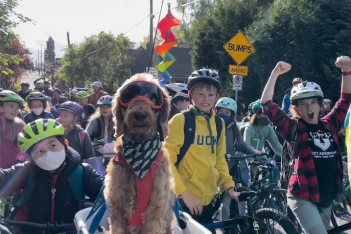 Στο Portland, 170 μαθητές πάνε σχολείο με ποδήλατα αντί σχολικού και σκορπίζουν χαρά στους δρόμους