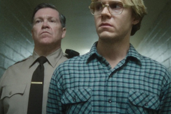 Dahmer: Ο Evan Peters είχε «μείνει» στον ρόλο για μήνες και ο Ryan Murphy υποστηρίζει ότι είχε ενημερώσει τις οικογένειες