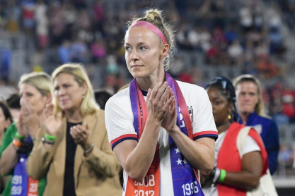 Η αρχηγός των ΗΠΑ, Μπέκι Σάουερμπρουν, για την κακοποίηση στο ποδόσφαιρο γυναικών στην Αμερική: «Οι υπεύθυνοι να φύγουν»