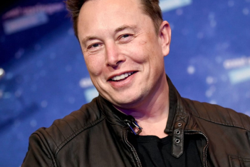 Ο Elon Musk συνεχίζει το τρολάρισμα: Μπήκε με νιπτήρα στα γραφεία του Twitter