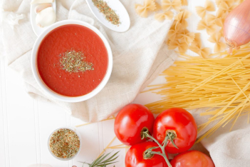 3 κόλπα για να εξαφανίσετε την οξύτητα στη σάλτσα ντομάτας