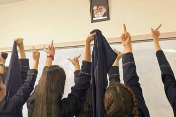 Ιράν: 15χρονα κορίτσια βγαίνουν στους δρόμους και δείχνουν τι σημαίνει να αψηφάς τον θάνατο για την ελευθερία