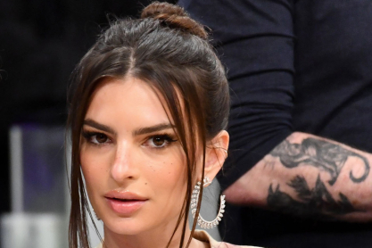 Η Emily Ratajkowski αφήνει να εννοηθεί πως είναι bisexual, σε νέο βίντεο