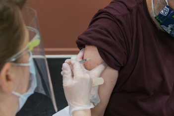 Νέα εμβόλια για κορονοϊό: Ξεκινούν από σήμερα οι πρώτοι εμβολιασμοί 