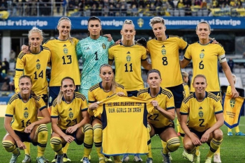 Ποδόσφαιρο Γυναικών: Η ομάδα της Σουηδίας δίπλα στις αγωνιζόμενες γυναίκες στο Ιράν
