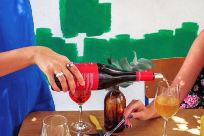 8 wine bars στην Αθήνα για κρασί και νόστιμα appetizers (για μετά τη δουλειά)