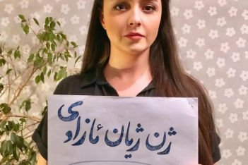Ιρανή ηθοποιός πόζαρε χωρίς μαντίλα: «Θα είμαι στο πλευρό των φυλακισμένων και των νεκρών»