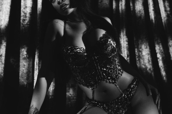 Rihanna: Η hot φωτογράφιση με τη νέα συλλογή εσωρούχων της