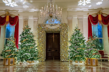 Στολίστηκε ο Λευκός Οίκος για τις γιορτές - Η Jill Biden ανέβασε τις πρώτες φωτογραφίες 