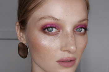 Ροζ σκιά: 5 τρόποι να δοκιμάσετε το πιο fresh makeup trend