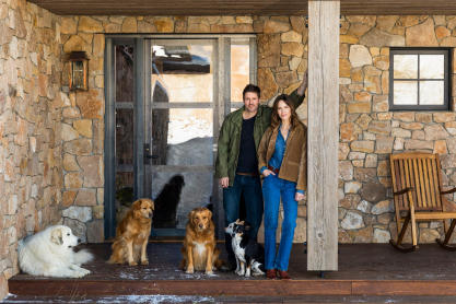 To sustainable χειμερινό σπίτι της Hilary Swank στο Colorado είναι ένα cozy παραμύθι