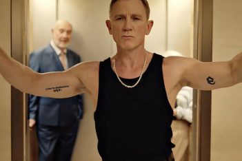 Ο Daniel Craig χορεύει όπως δεν τον έχεις ξαναδεί ποτέ, στο πιο fun (και hot) βίντεο της ημέρας