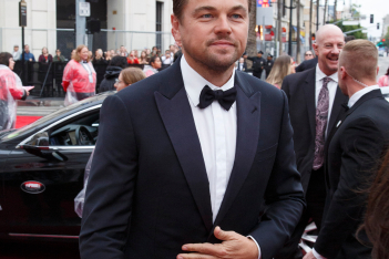 Ο Leonardo DiCaprio έκλεισε τα 48 και στο πάρτι του πήγε το μισό Hollywood