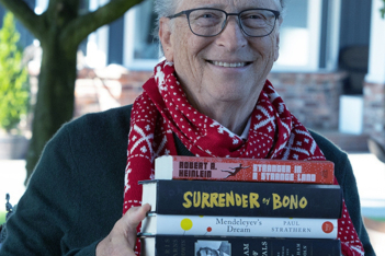 Bill Gates: Τα 5 βιβλία που προτείνει να διαβάσουμε στις γιορτές