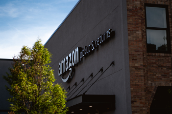 Η Amazon ετοιμάζει απολύσεις 10.000 εργαζομένων, σύμφωνα με τους NYT