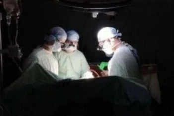 Ουκρανία: Εγχείρηση ανοιχτής καρδιάς στο σκοτάδι, σε μια φωτογραφία που συγκλονίζει