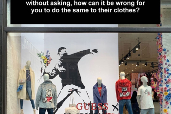 Ο Banksy κατηγορεί για κλοπή την Guess: «Κλέψτε κι εσείς τα ρούχα τους όπως έκλεψαν το έργο μου»