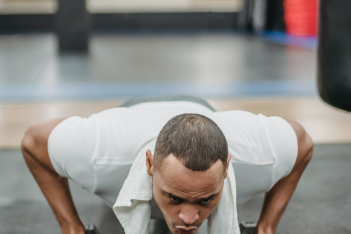 Είσαι σίγουρος ότι κάνεις σωστά τα pushups; Ένας trainer σού δείχνει τα βασικά λάθη